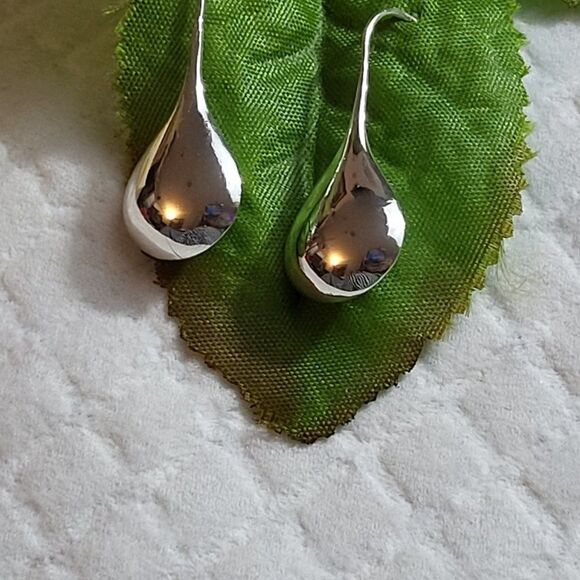 Objex Fashion, New, Shiny Polished Lotus Teardrop Earrings in .925 Silver - Picture 4 of 5
